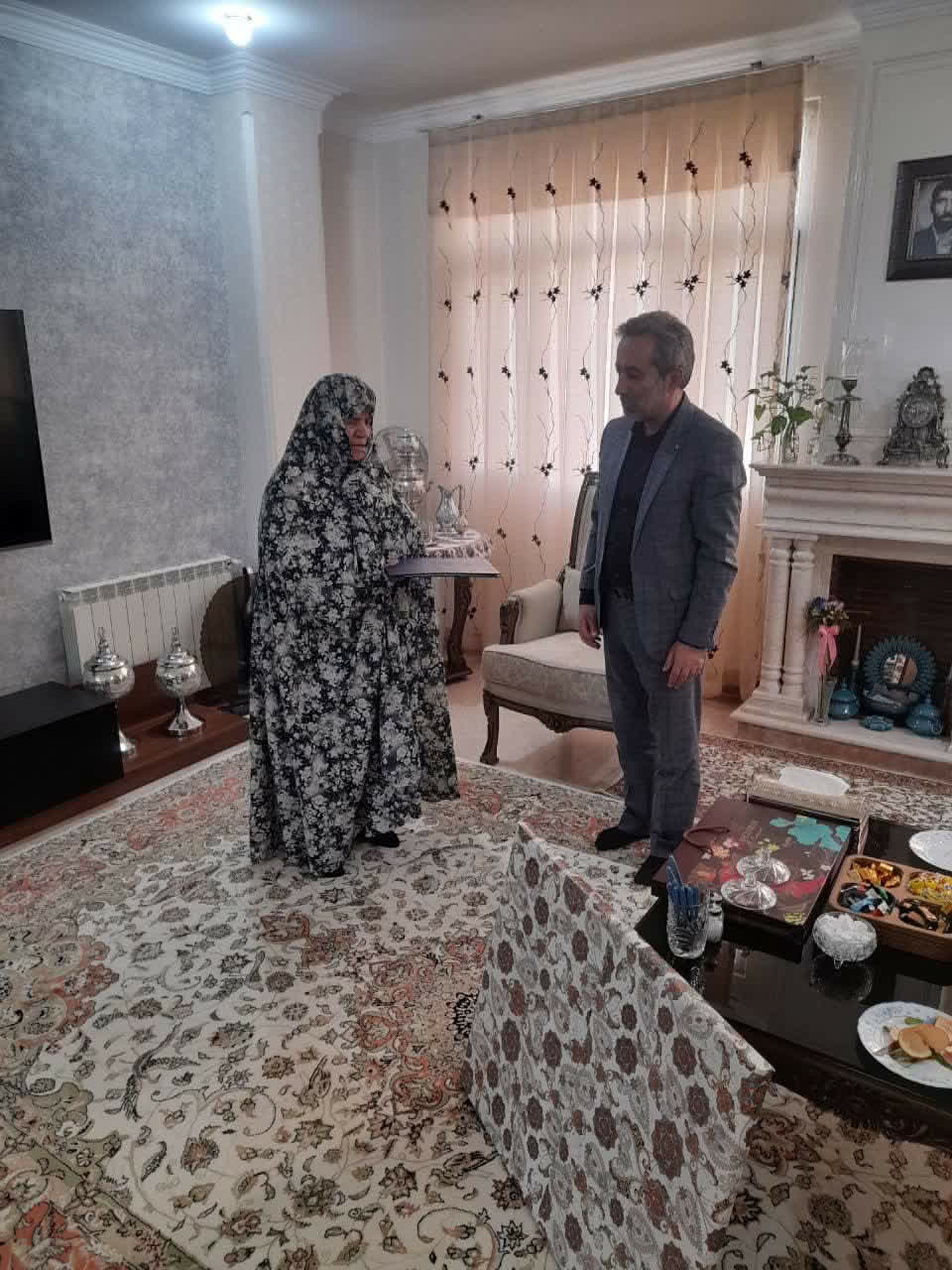 دیدار مدیرکل هواشناسی استان تهران با خانواده شهید حسین گزل‌خو به مناسبت هفته بسیج