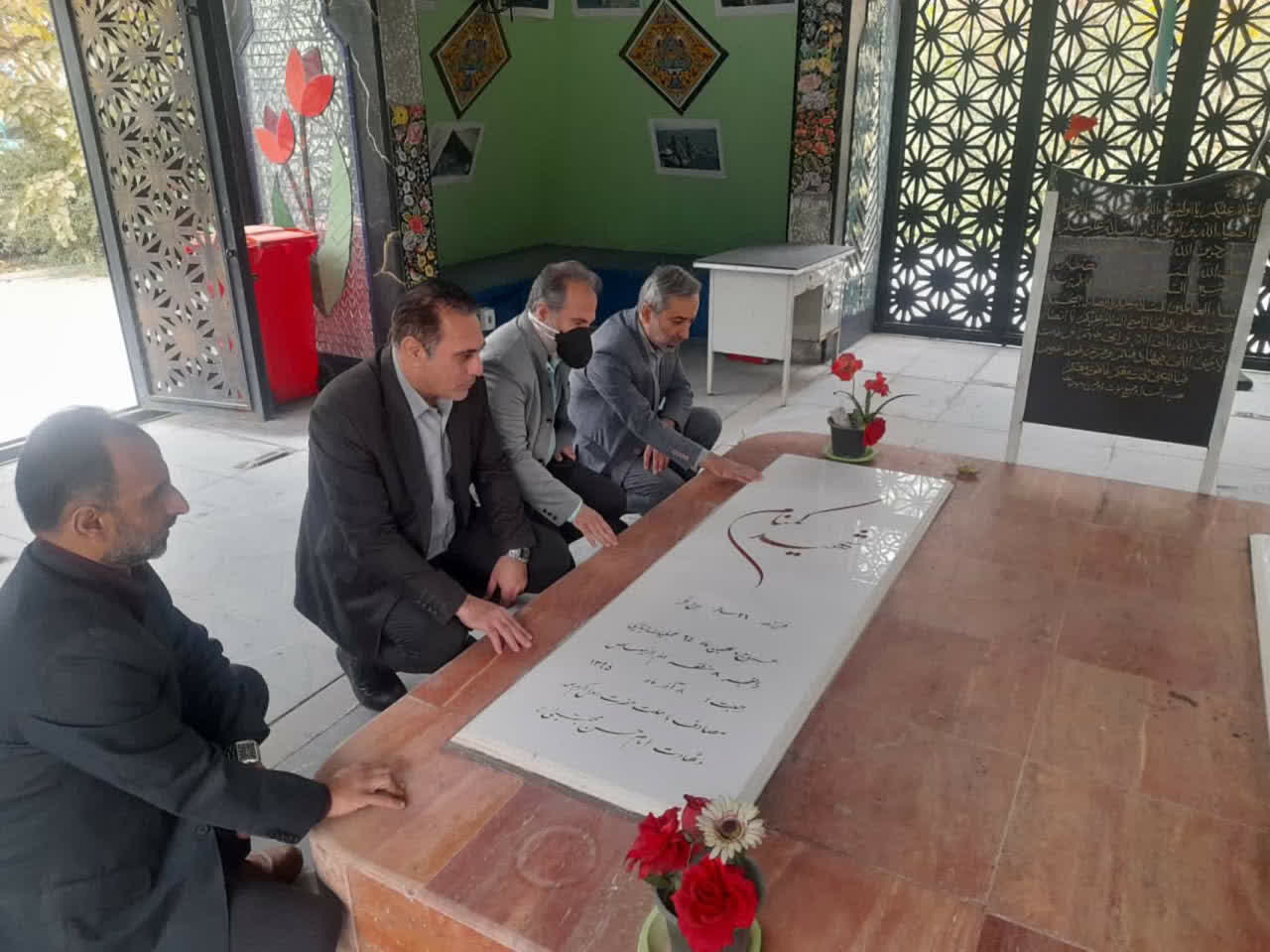 بازدید مدیرکل هواشناسی استان تهران از مقبره شهدای گمنام شهرک استقلال به مناسبت هفته بسیج