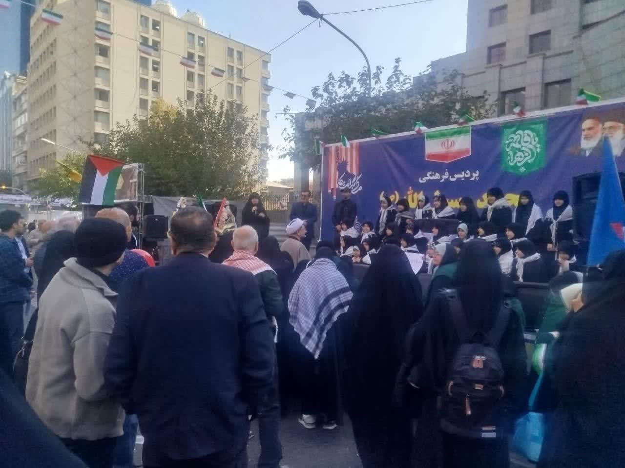 حضور همکاران اداره کل هواشناسی استان تهران در راهپیمایی یوم‌الله ۱۳ آبان